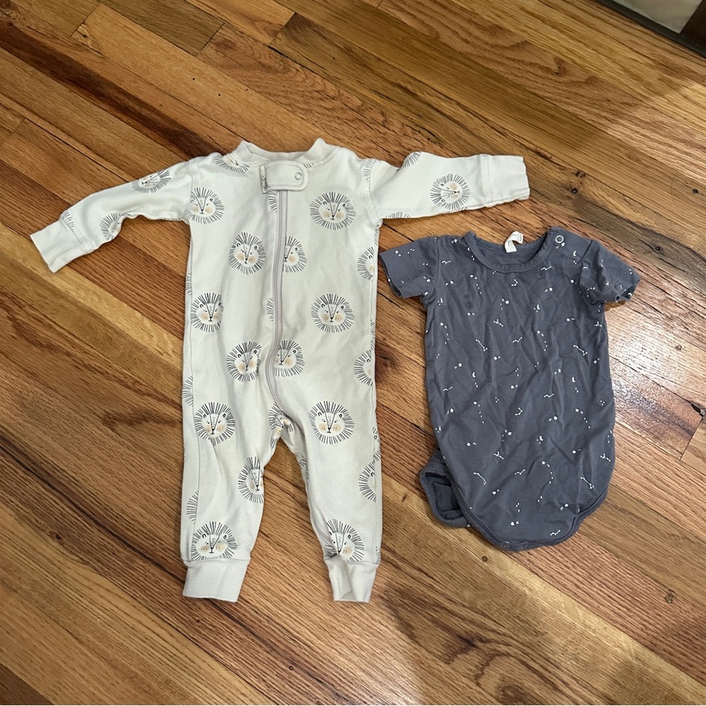 Quincy Mae Bundle: Cream Lion Zip One-Piece Pajamas and Gray Space Onesie